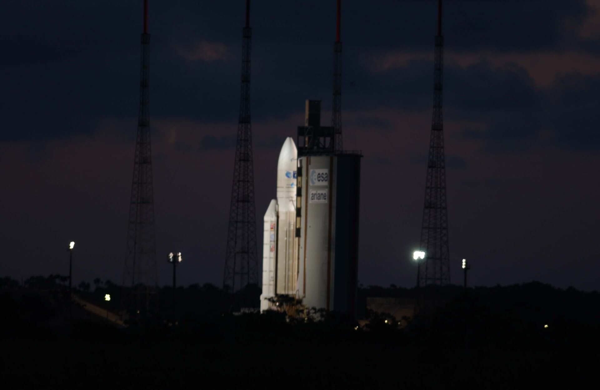 Meteosatia kuljettava Ariane 5 laukaisualustallaan.
