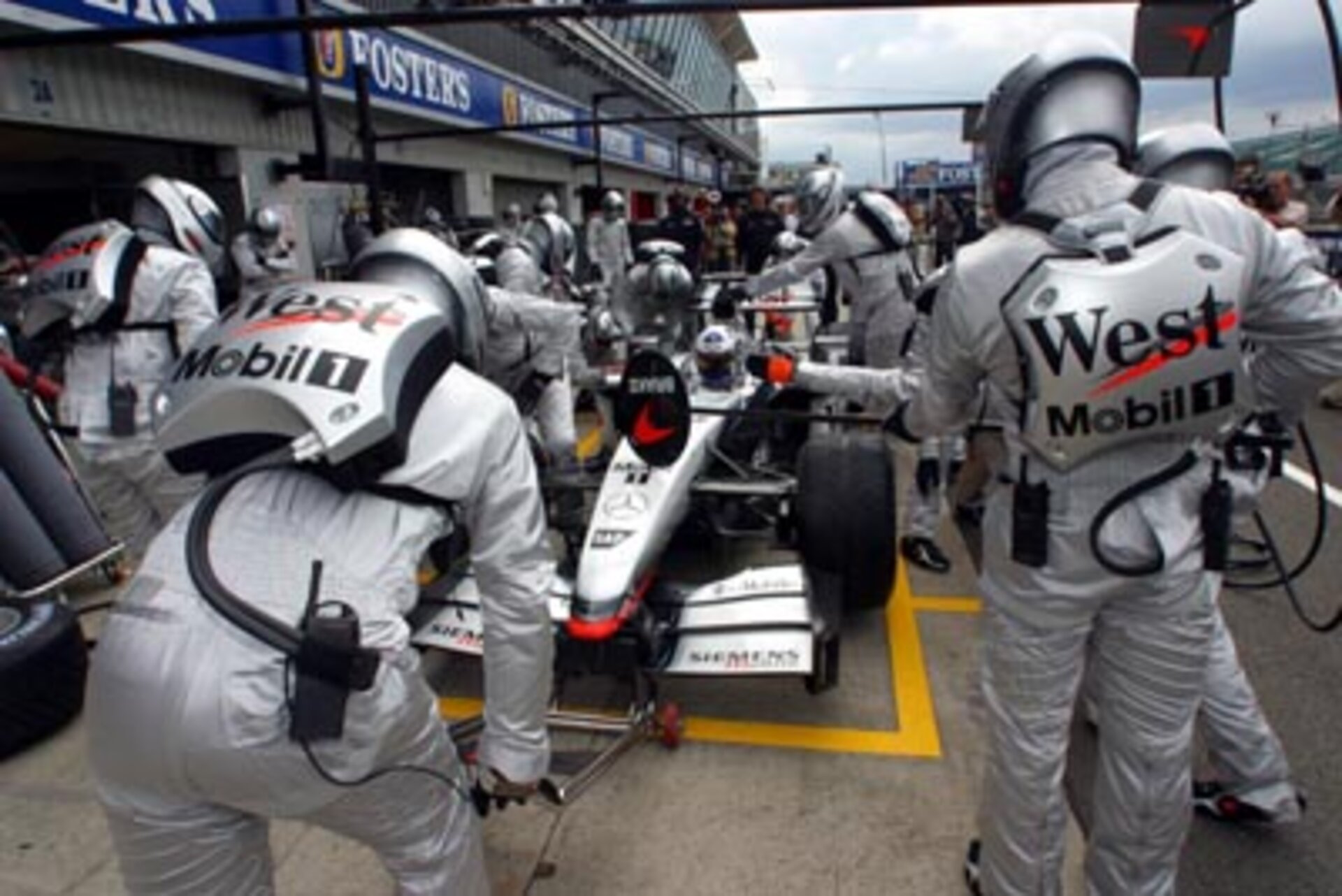 Die McLaren-Techniker arbeiten in Anzügen mit Weltraumkühlsystem