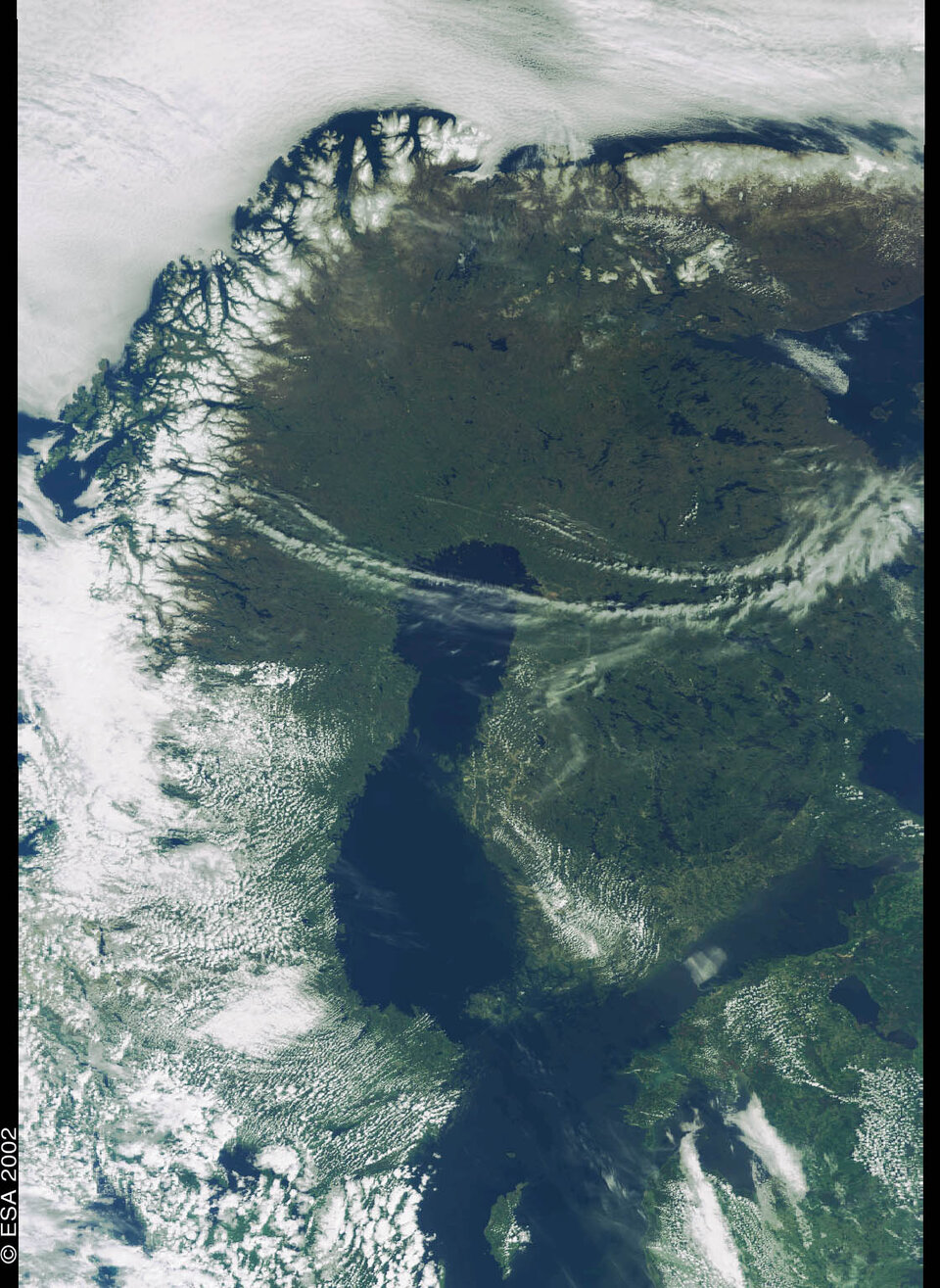 Suomi avaruudesta ENVISAT-satelliitin Meris-mittalaitteen näkemänä. Kaukokartoitustiedon laajempi hyödyntäminen on olennainen osa uutta avaruusstrategiaa.