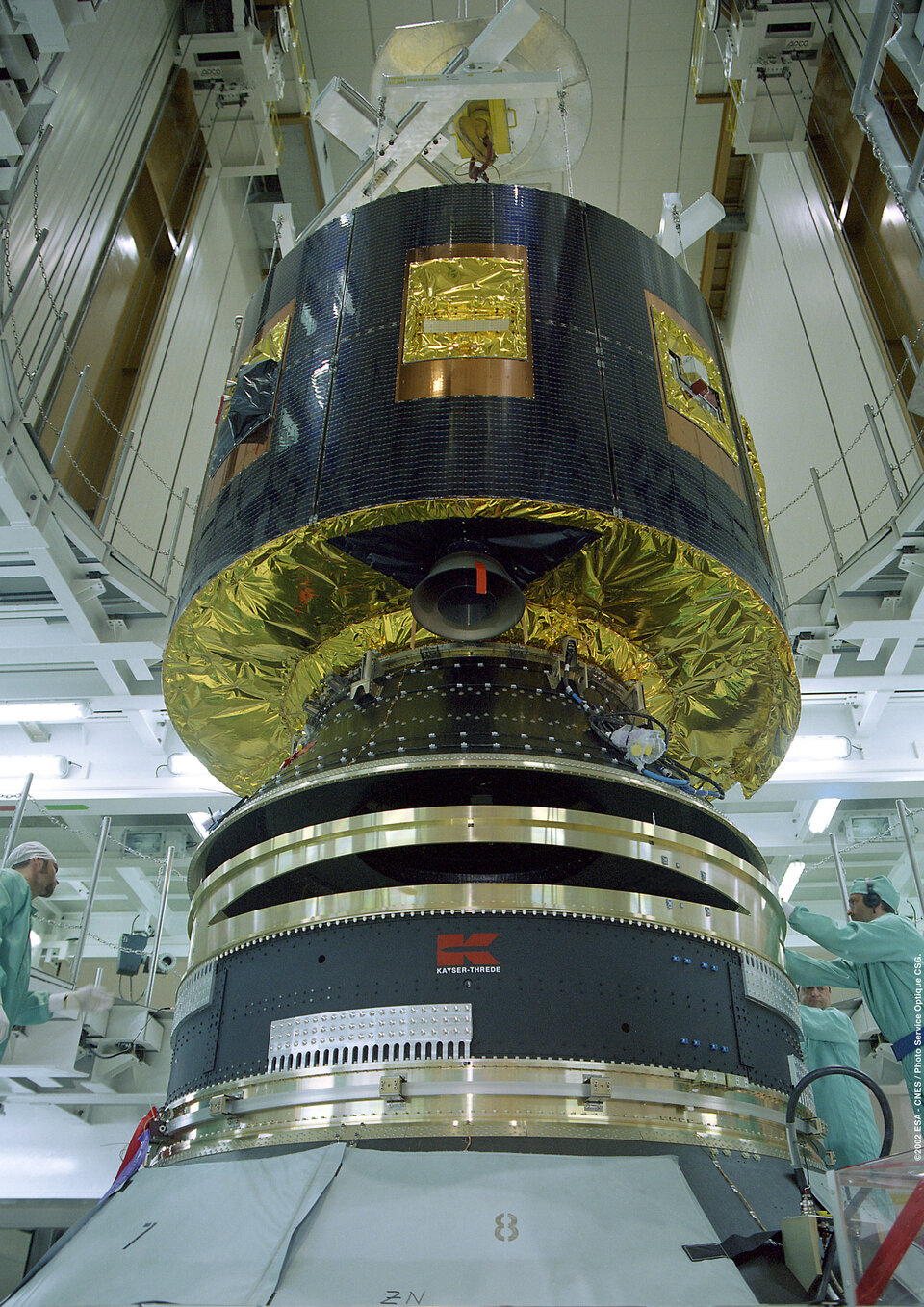 MSG 1 wordt op de Ariane 5-lanceerraket aangebracht