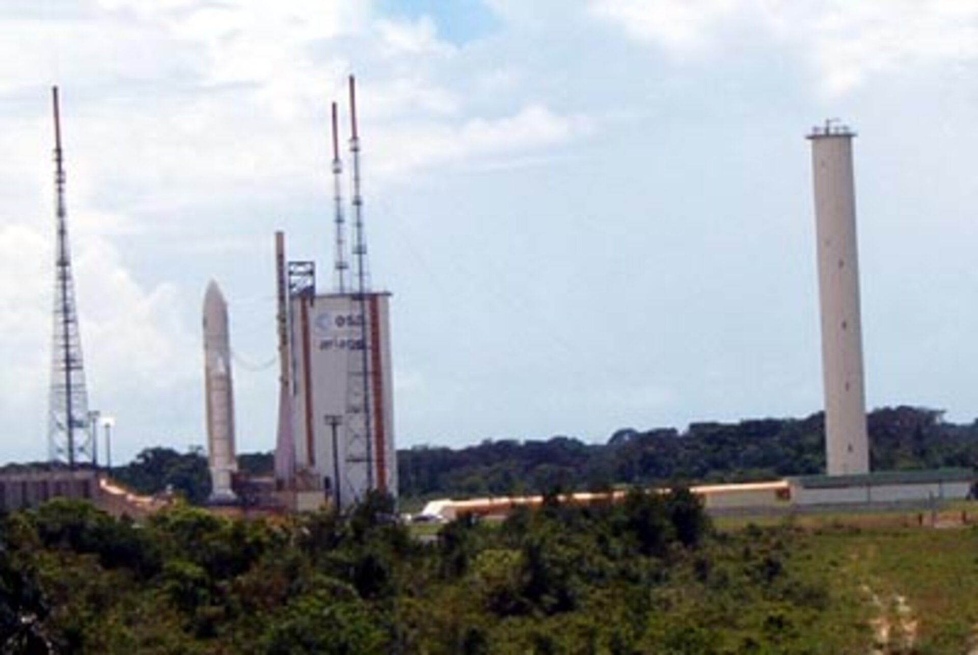 Ariane 5 met in de neuskegel de satellieten MSG 1 en Atlantic Bird 1 in afwachting van de lancering