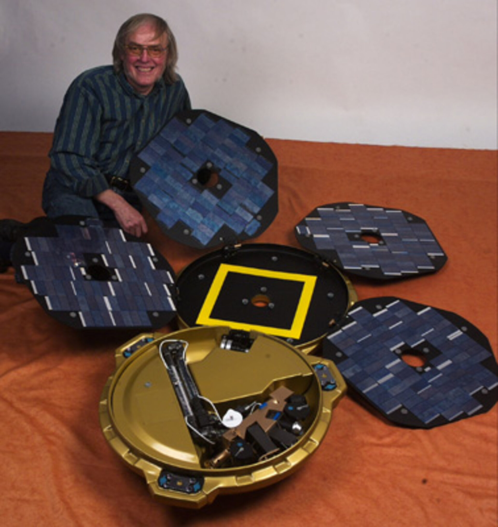 Planetenkundler Colin Pillinger präsentiert ein Modell des Beagle-2-Landers
