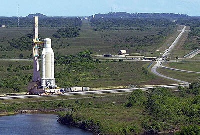 De Ariane-raket voor vlucht 157 op weg naar het lanceerplatform voor een algemene repetitie
