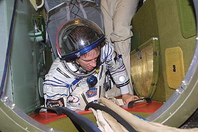 Soyuz TMA -alukseen tutustumassa.