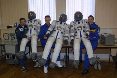 Odissea mission crew showing their spacesuits
