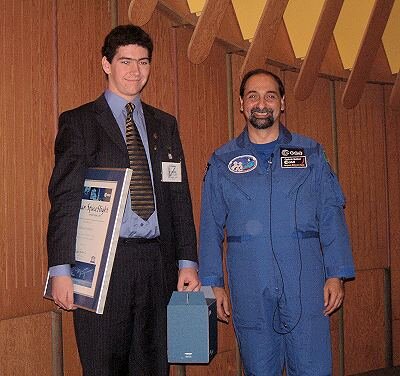 Umberto Guidoni presents Alastair with his award for 'Best European essay'