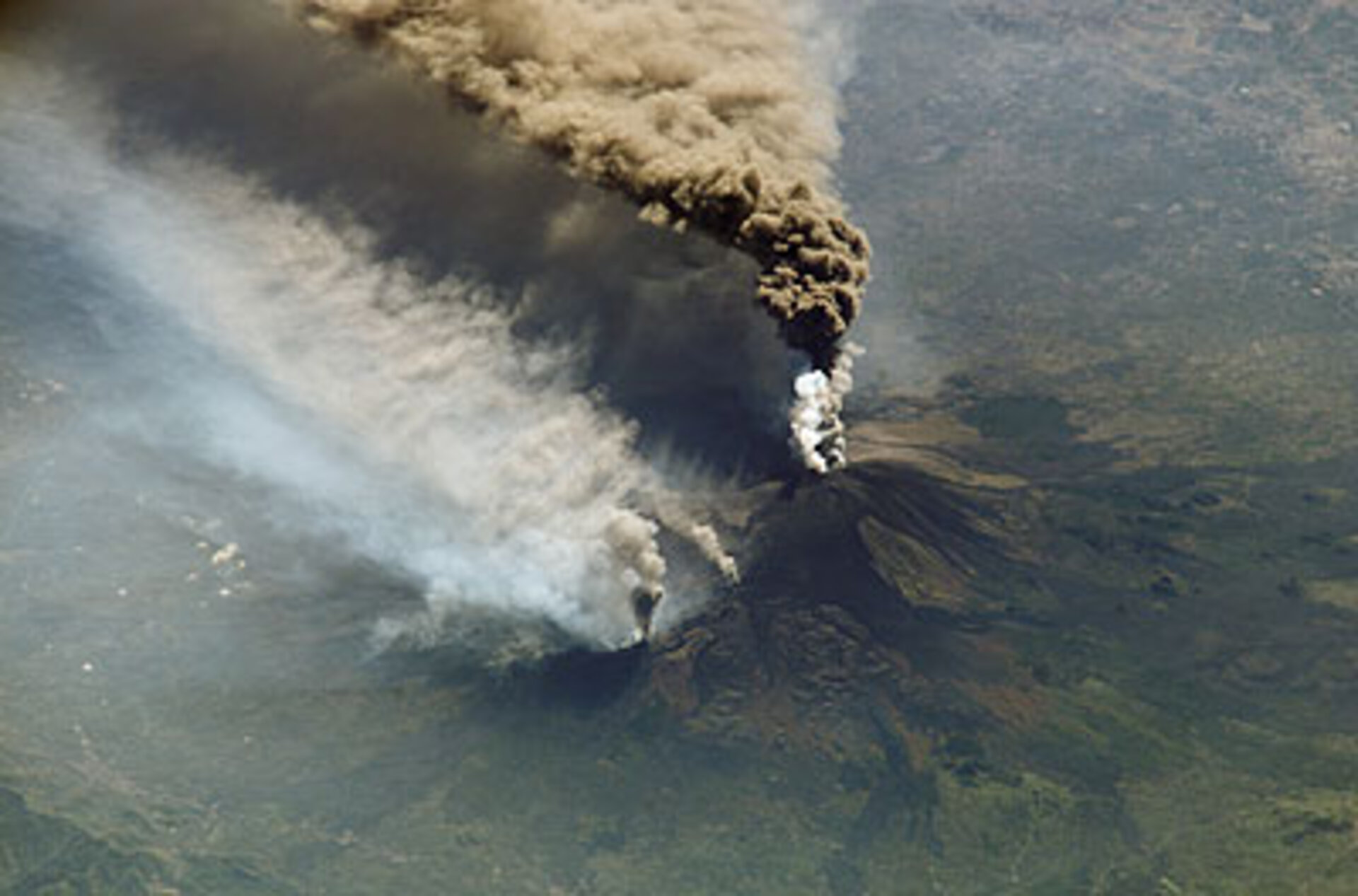 Etna eruption photographed by the Odissea mission to the ISS