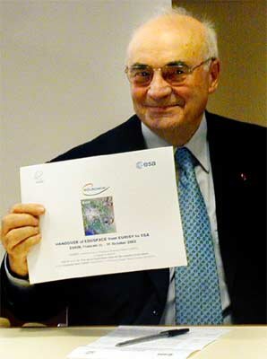 O professor Hubert Curien, presidente da Eurisy, entrega o Eduspace à ESA