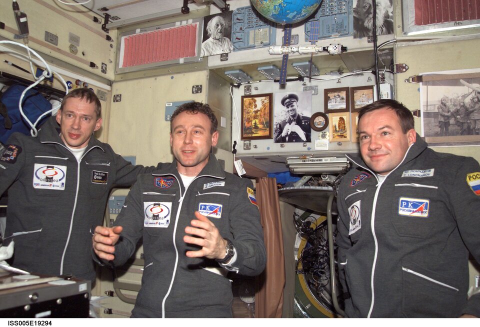 De Odissea-bemanning kort na de aankomst in het ISS