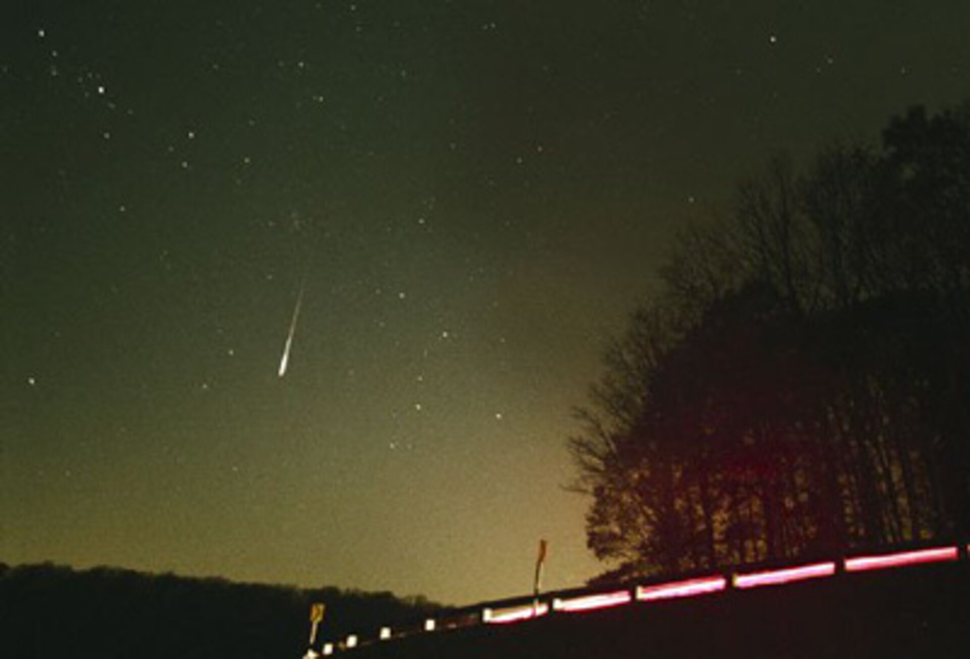 Trotz der Autoscheinwerfer zeichnete sich ein heller Meteor am Himmel deutlich ab