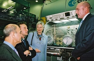André Kuipers introduces the Microgravity Science Glovebox