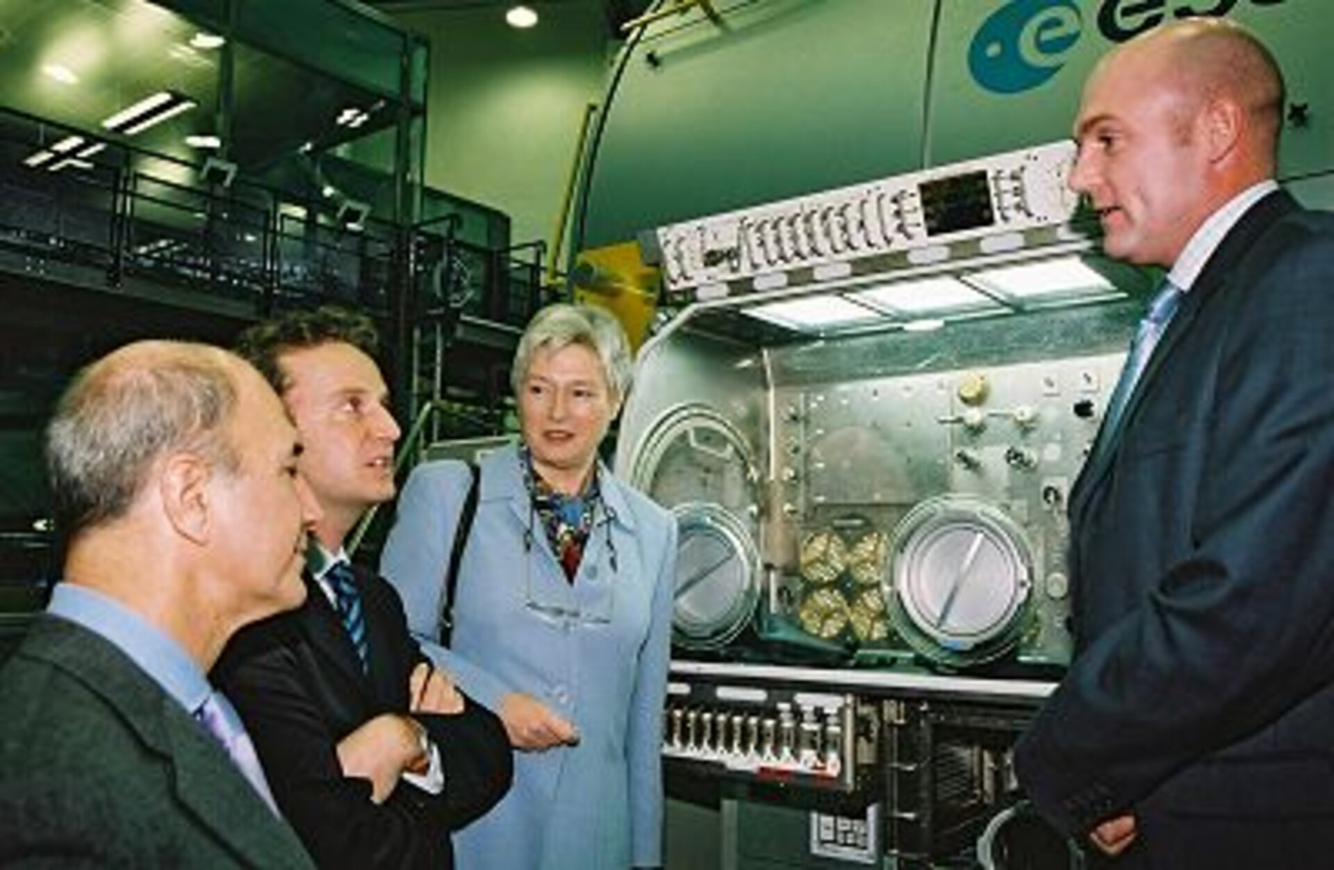 André Kuipers introduces the Microgravity Science Glovebox