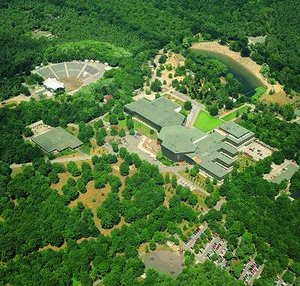 Das FEZ liegt in einem malerischen Waldpark