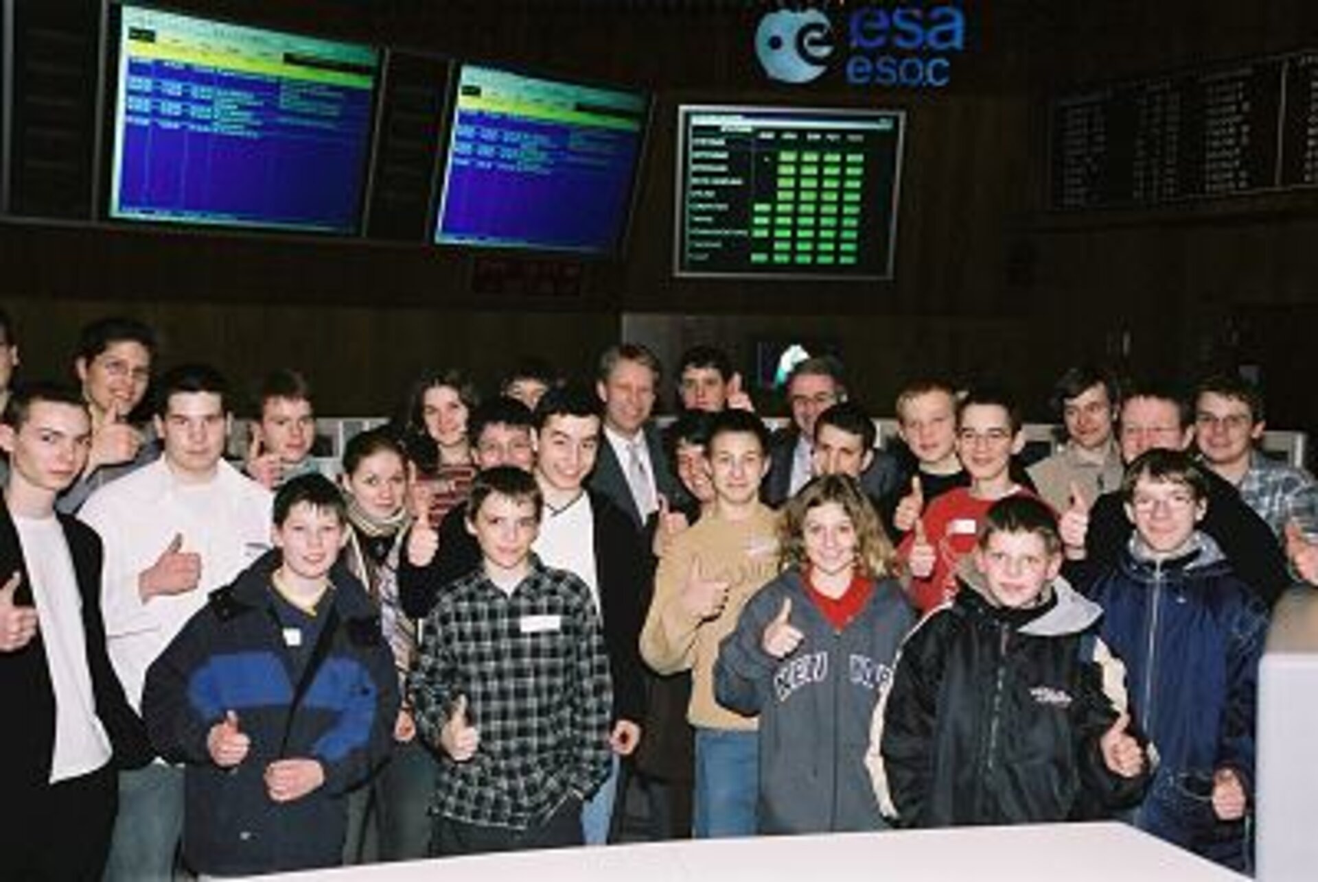 Jugend forscht Teilnehmer im ESOC Kontrollraum