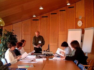 Maestros de Escuela Primaria trabajando durante el 'Teach Space 2003 workshop'