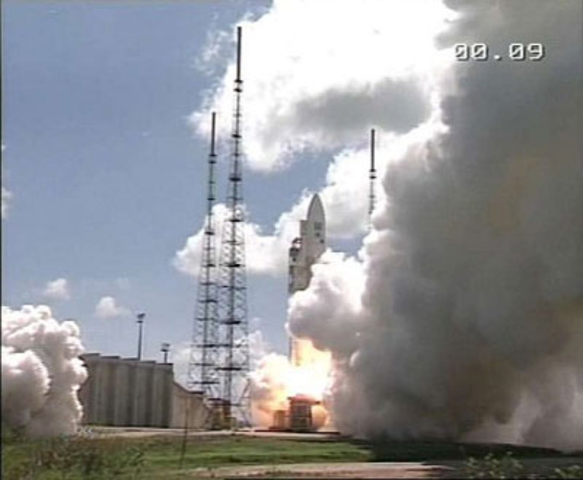 Ariane-5, with XMM-Newton on board, makes a perfect liftoff
