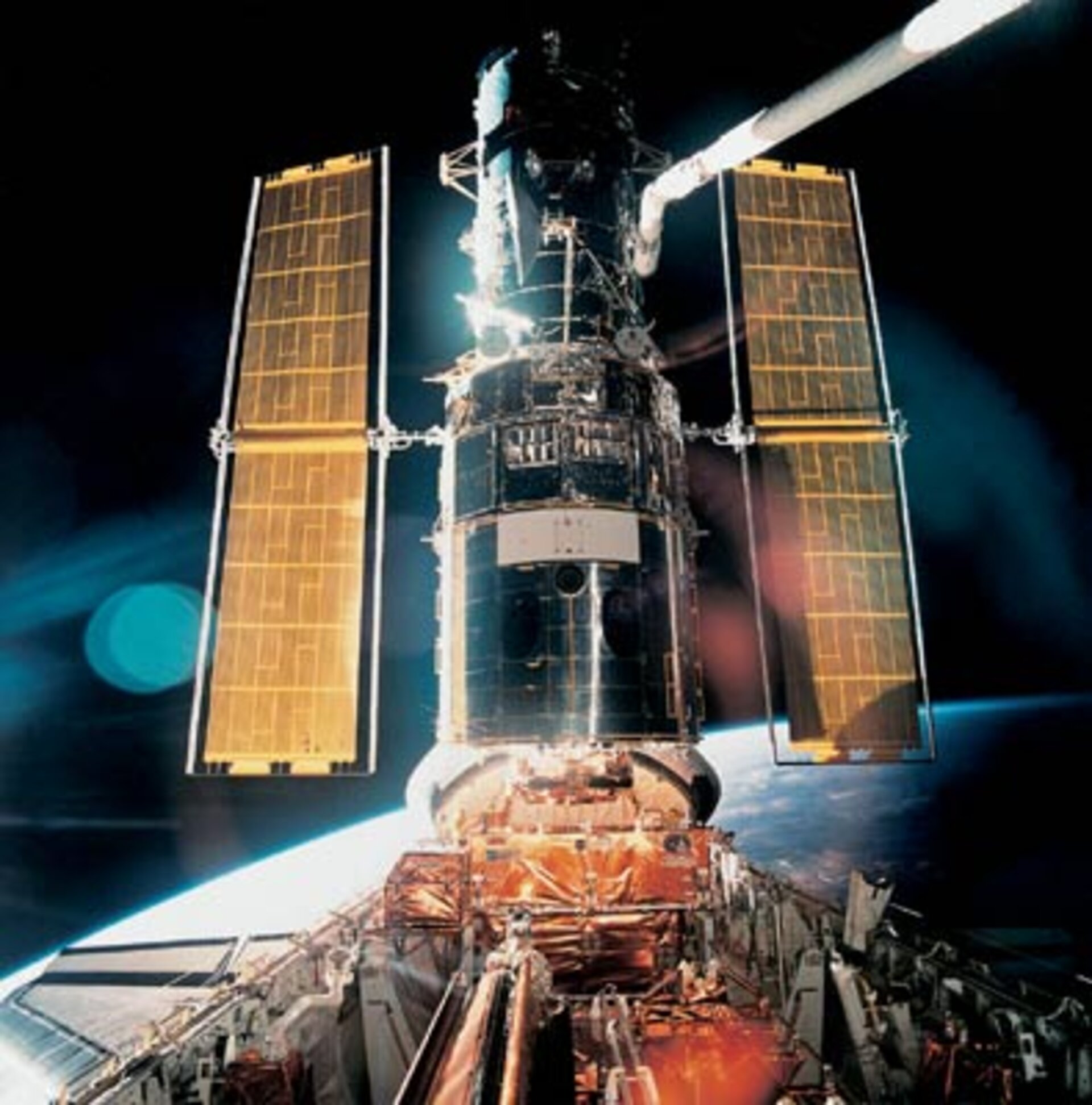 De Hubble-ruimtetelescoop tijdens een onderhoudsmissie met de spaceshuttle