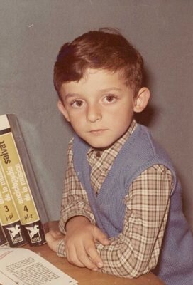 “Esta es una típica foto de estudio hecha en el colegio con cinco años recién cumplidos. En aquellos tiempos había muchos niños en nuestros colegios que no se hacían fotos casi nunca, sus familias simplemente no tenían cámara.