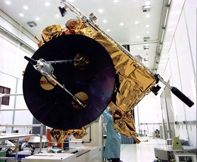 Technici bereiden Ulysses voor op de lancering in 1990