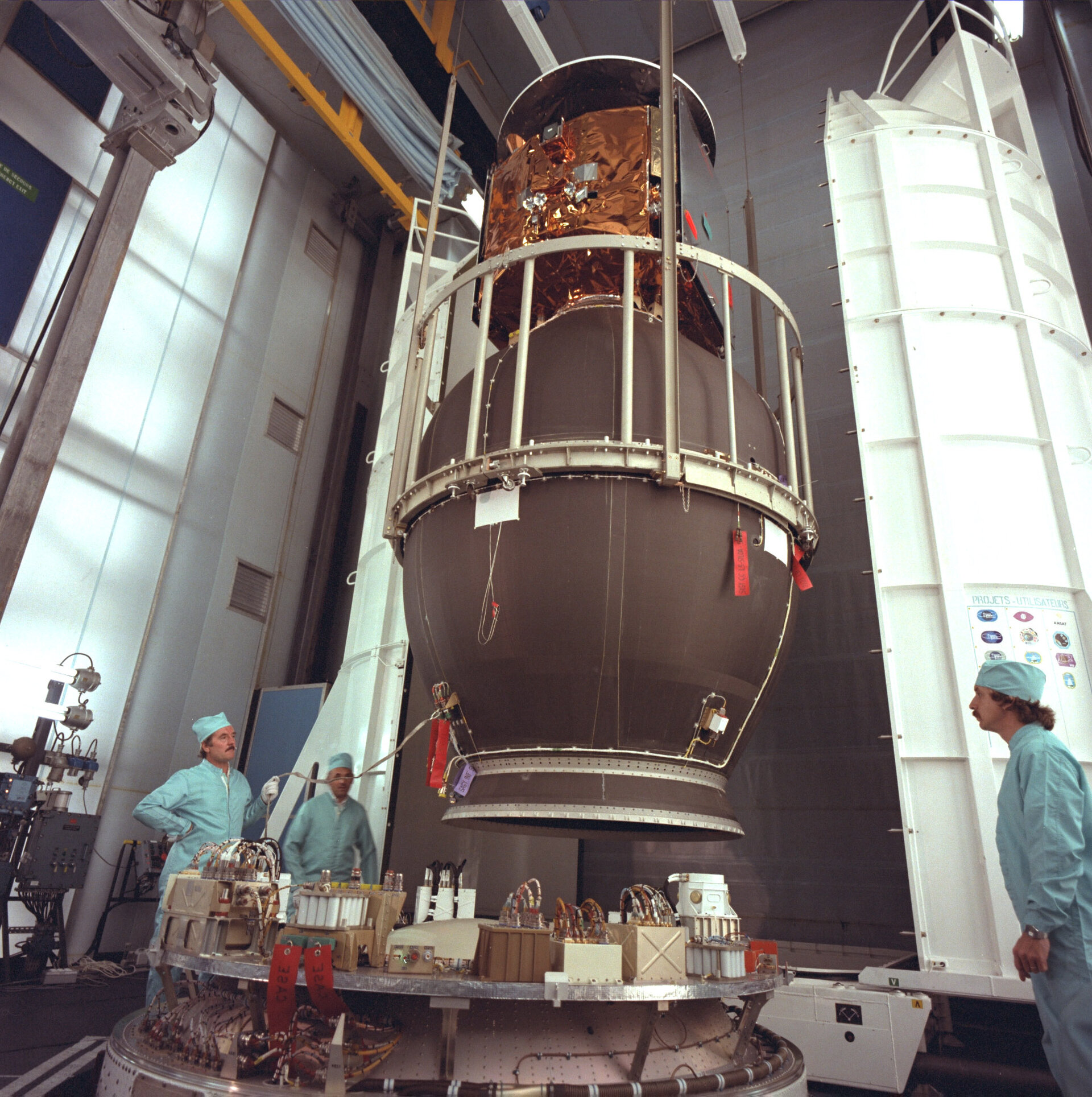 Attaching the payload assembly to an Ariane-1 launcher