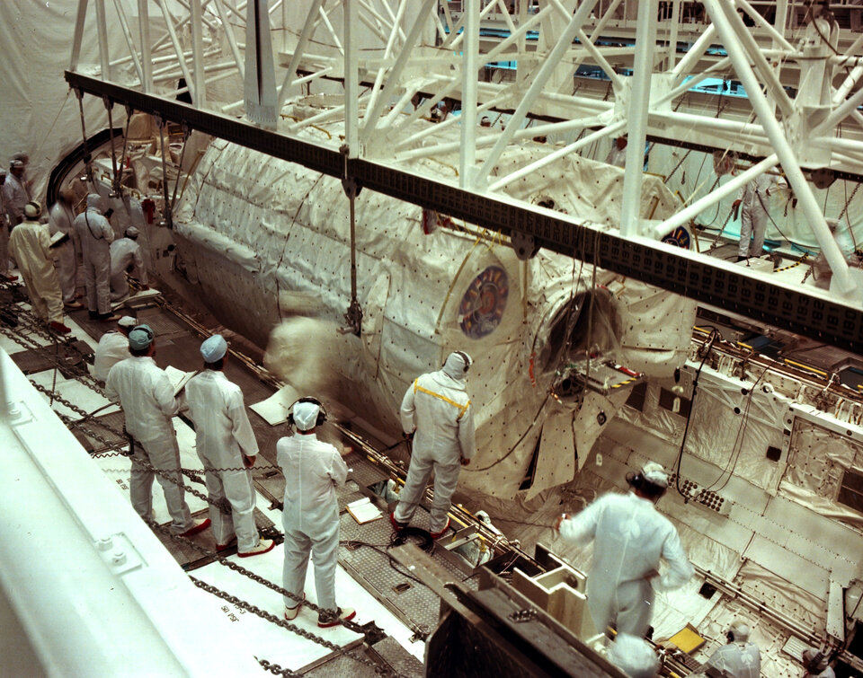 1983: Spacelab-1 wird in das Columbia-Spaceshuttle verfrachtet 