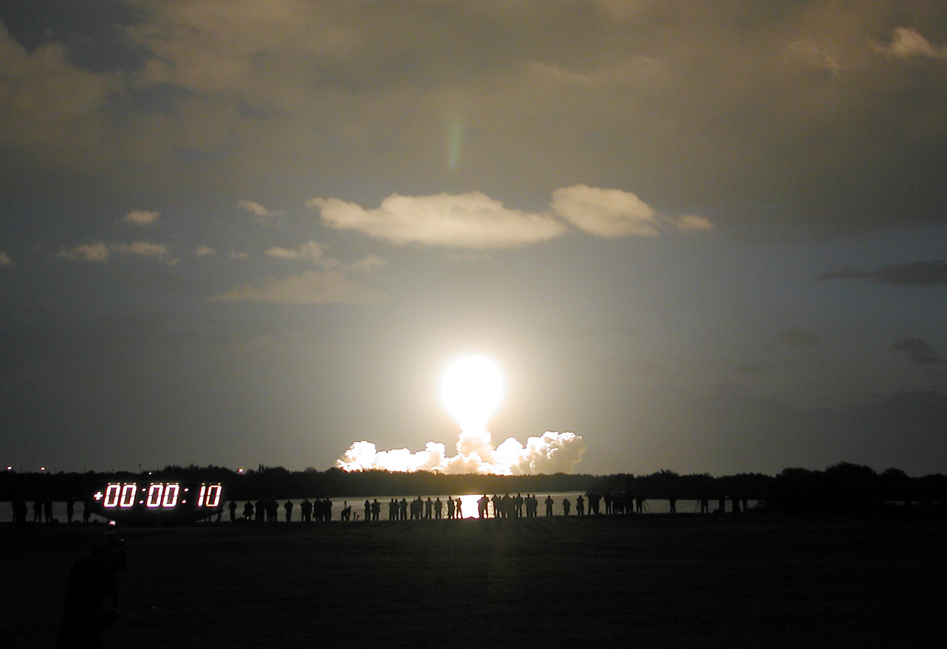 Colombia heads into the early morning sky on its way to the Hubble Space Telescope