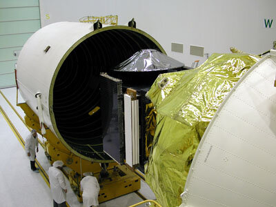 Encapsulation of Mars Express in the fairing