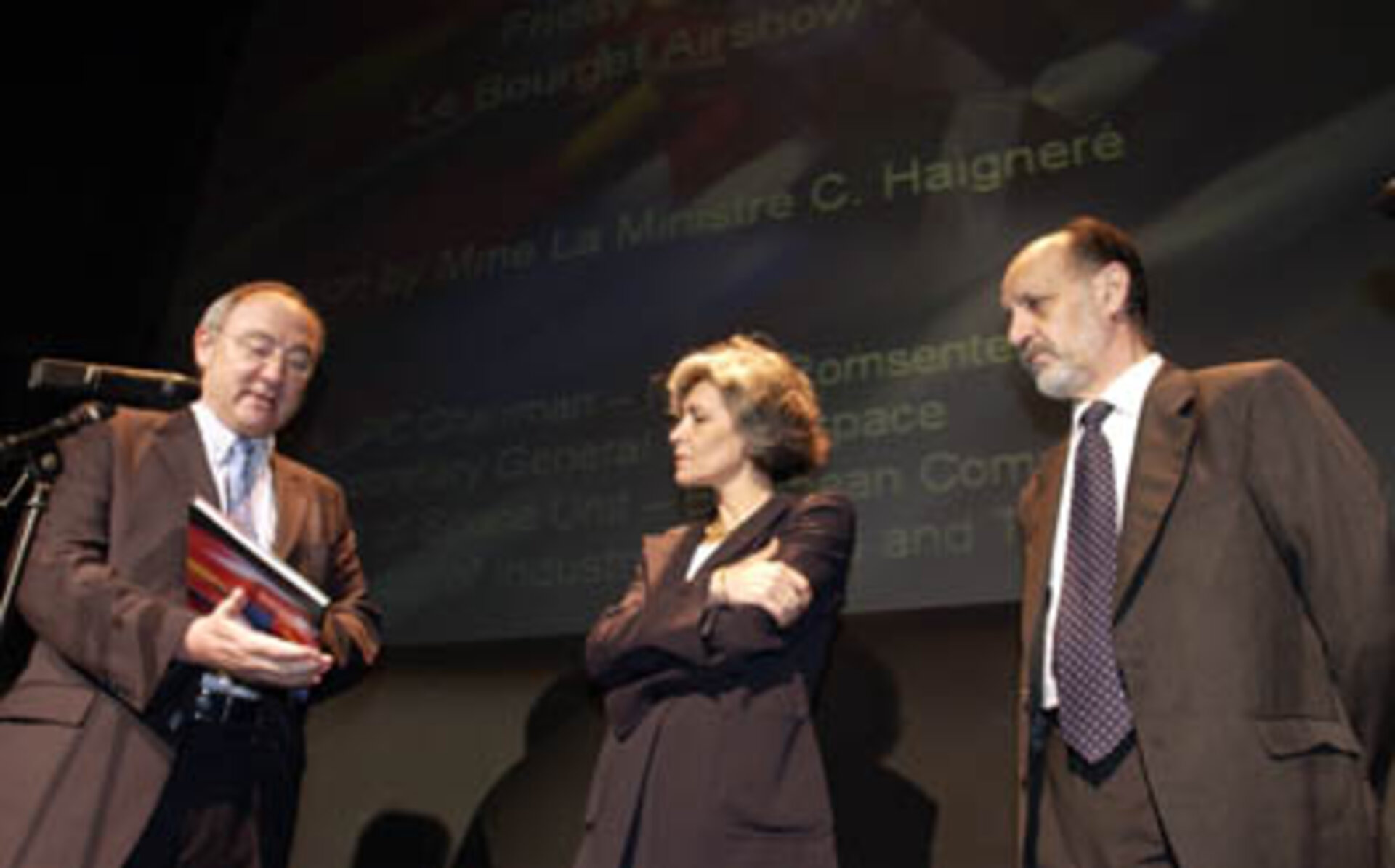 ESA Director General hands over master plan to Claudie Haigneré