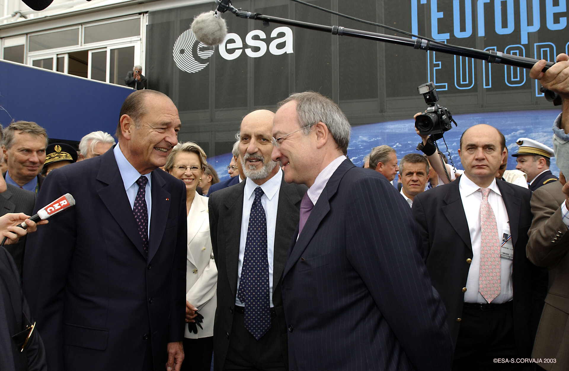 O presidente francês Chirac visita o pavilhão da ESA