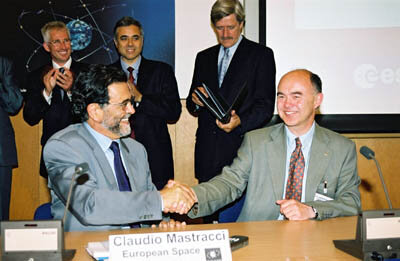 Claudio Mastracci en professor Sir Martin Sweeting tekenen een van de eerste contracten voor Galileo
