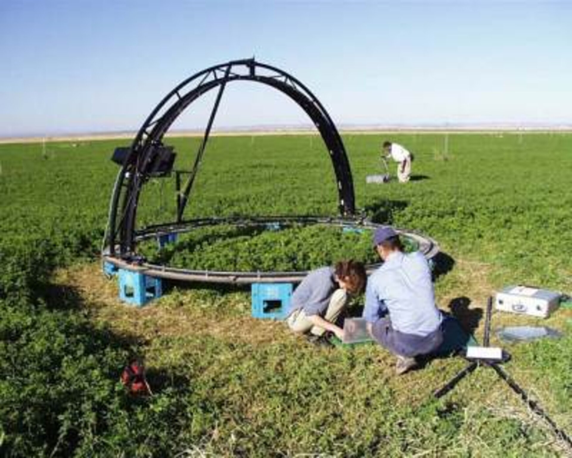 A goniometer allowing multi-angular field measurements in support of observations from space