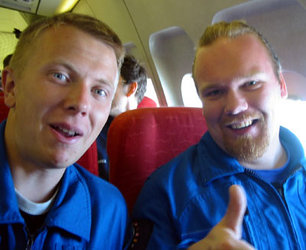 Jyri Näränen ja Seppo Heikkilä onnistuneen lennon loppuvaiheessa.