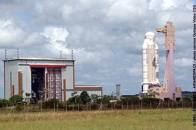 De Ariane 5-raket voor vlucht 162 op weg naar het gebouw voor finale assemblage