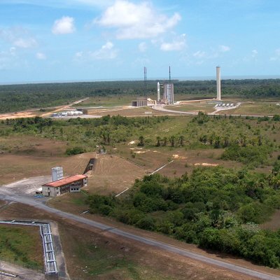 De Ariane 5 met in de neuskegel de satellieten Insat 3E, e-Bird en SMART 1 tijdens de voorbereidingen van de start