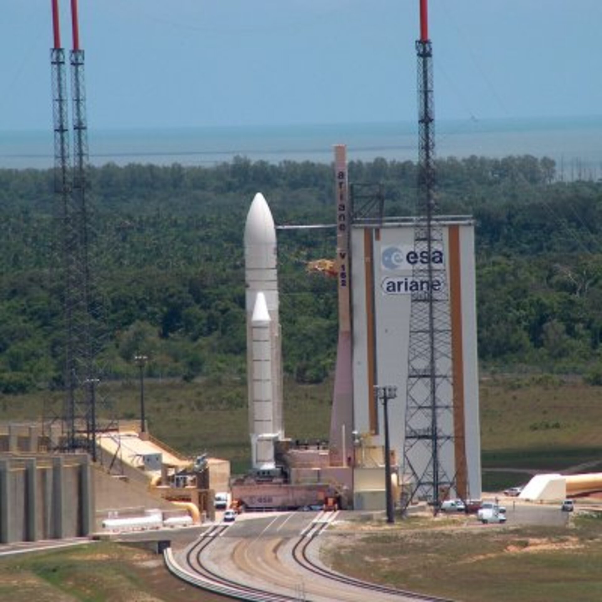 Ariane 5 op het lanceerplatform tijdens de voorbereidingen voor vlucht V162