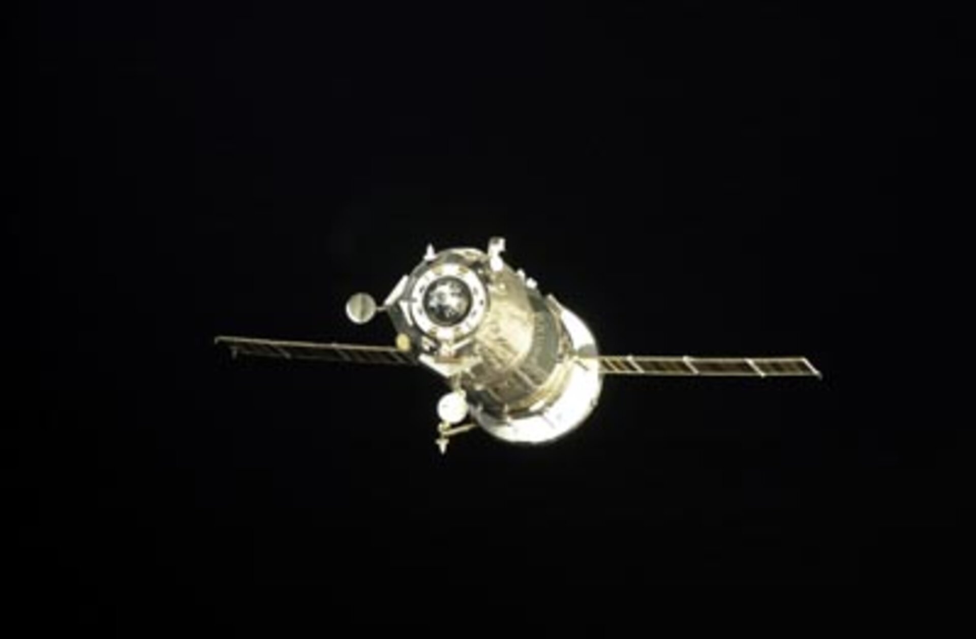 Progress approaches the aft docking port on the Zvezda Service Module on the ISS
