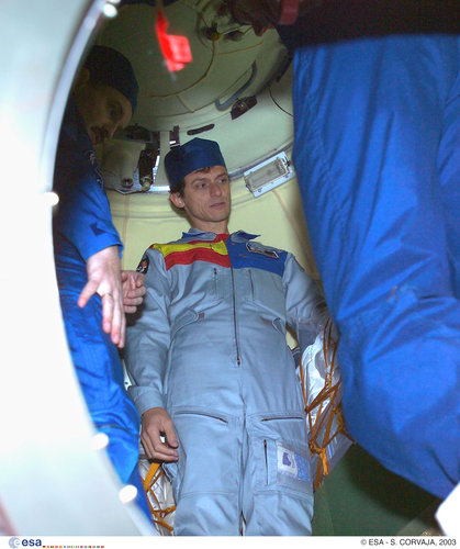 Inspection of the Soyuz TMA-3 capsule
