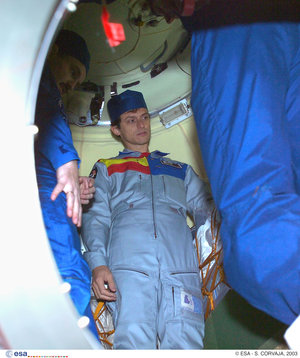 Inspection of the Soyuz TMA-3 capsule