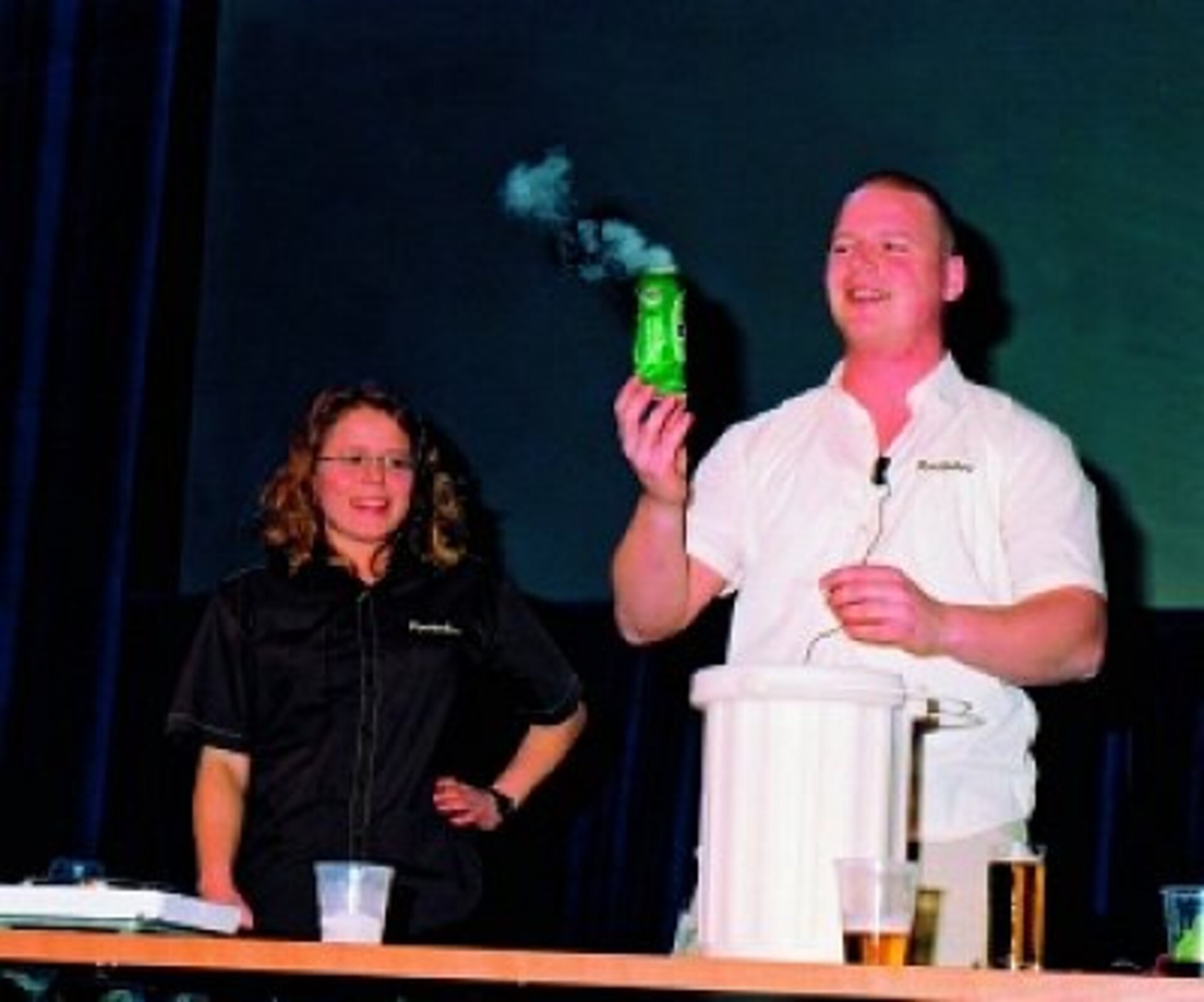 Natuurkunde proeven tijdens het festival 'Physics on Stage 2002'