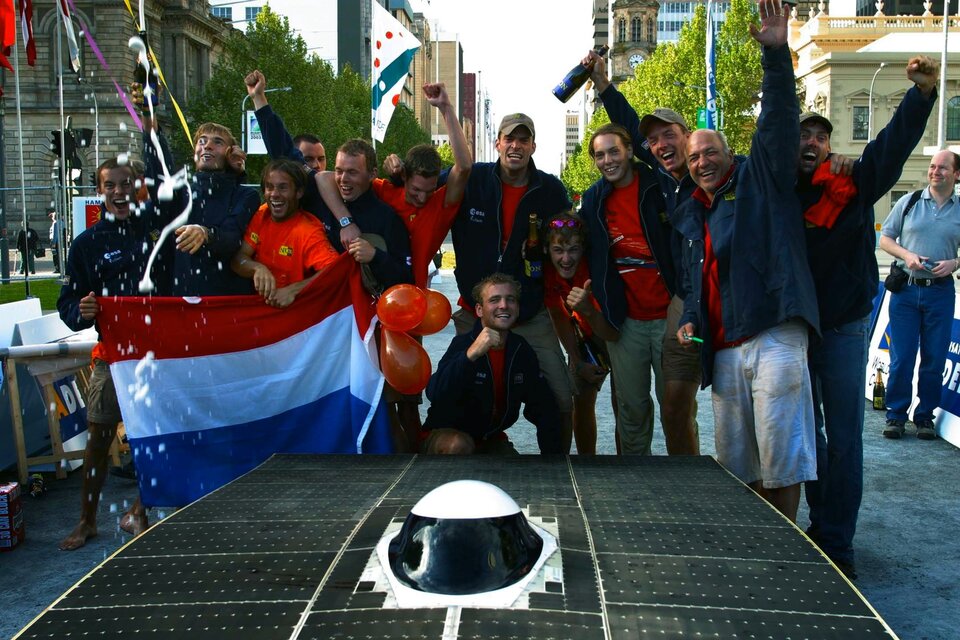 Med 301 mil på 31 timer og 5 minutter vant Nuna 2 World Solar Challenge i Australia i oktober 2003