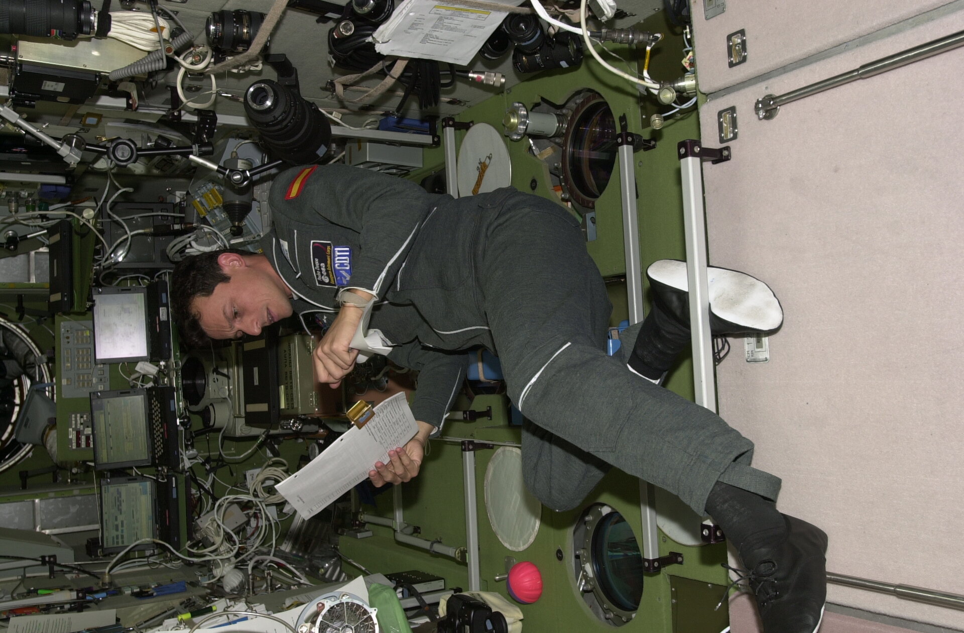Ombord på rumstationen. Pedro Duque studerer procedurerne for et af de videnskabelige eksperimenter.