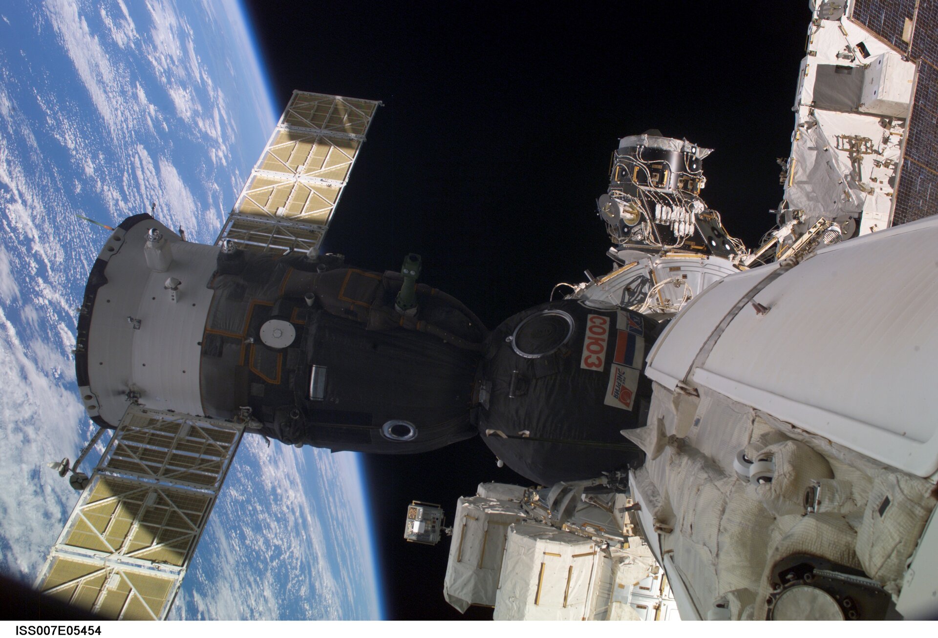 Het ruimteschip Sojoez TMA-2 gekoppeld aan het ruimtestation: volgend jaar kunnen Belgische en Nederlandse scholen ervaren hoe tuinkerszaadjes in de ruimte groeien