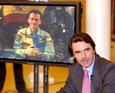 Spanish Prime Minister José Maria Aznar talks to Pedro