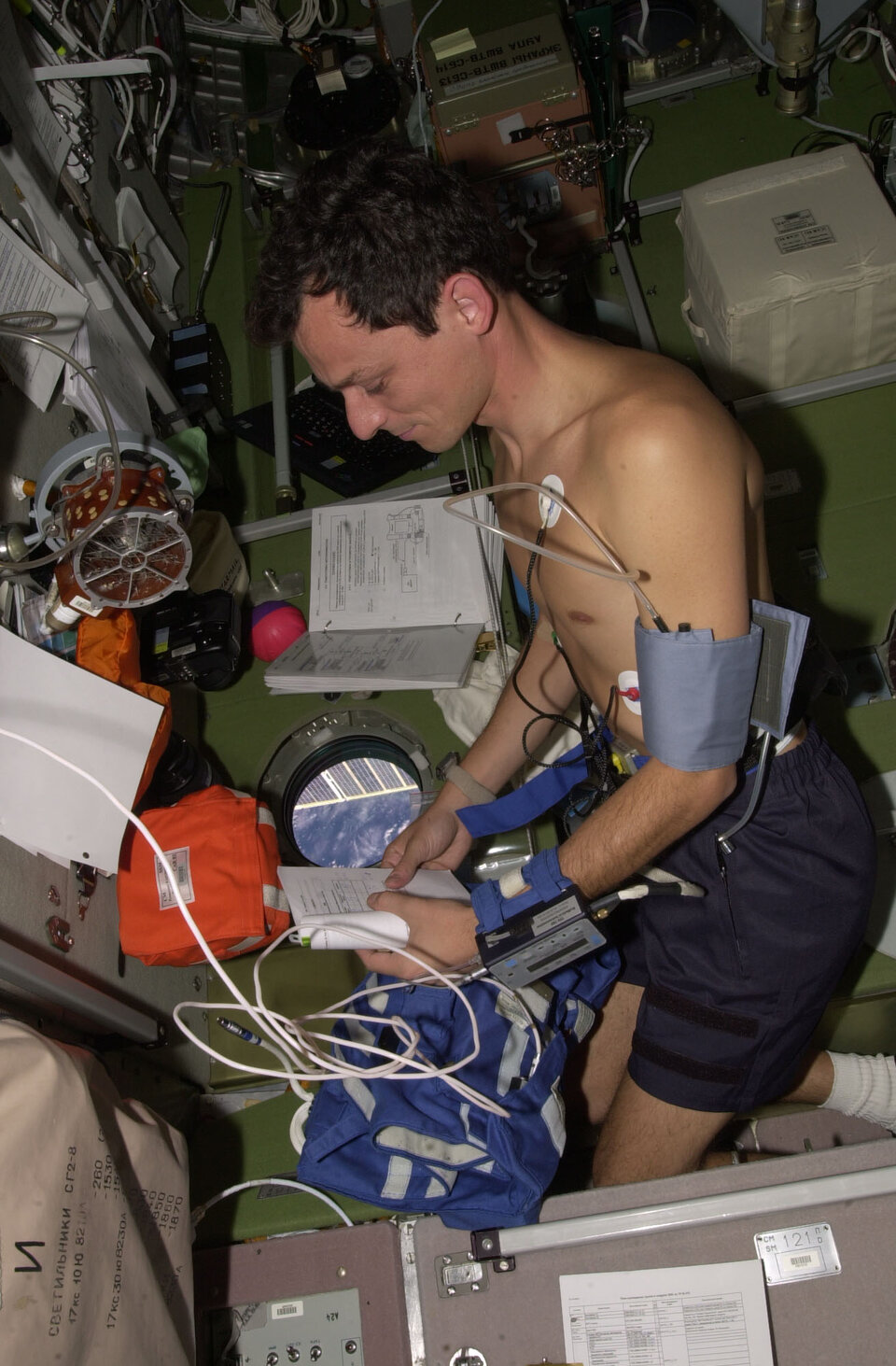 De Spaanse ESA-astronaut Pedro Duque tijdens het experiment Cardiocog aan boord van het ISS