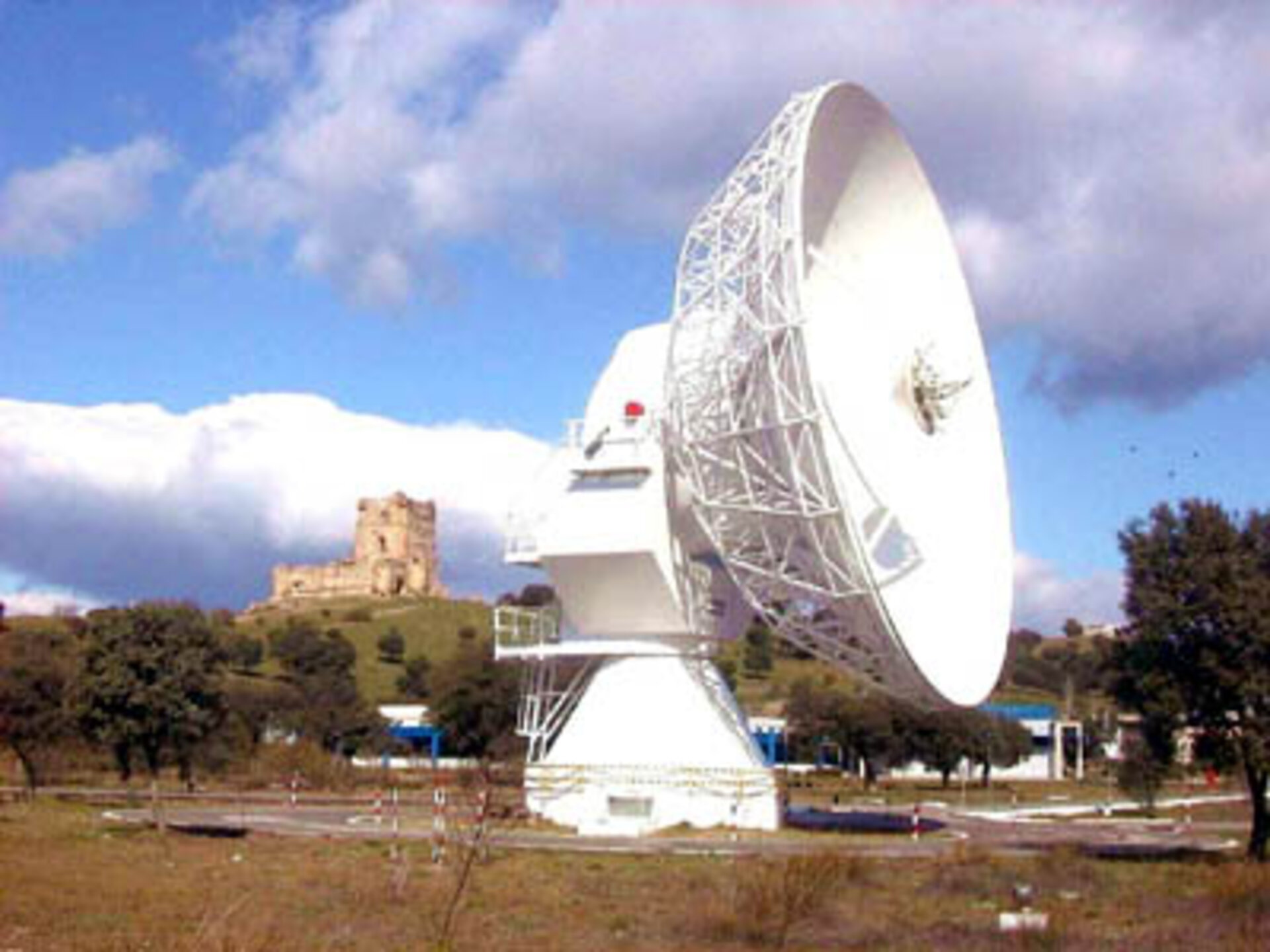 Una de las antenas de Vilspa con el castillo de Aulencia detrás