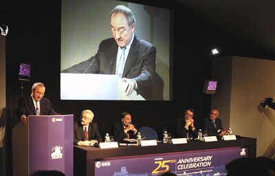 Director General de la ESA inaugurando el 25 aniversario de VILSPA