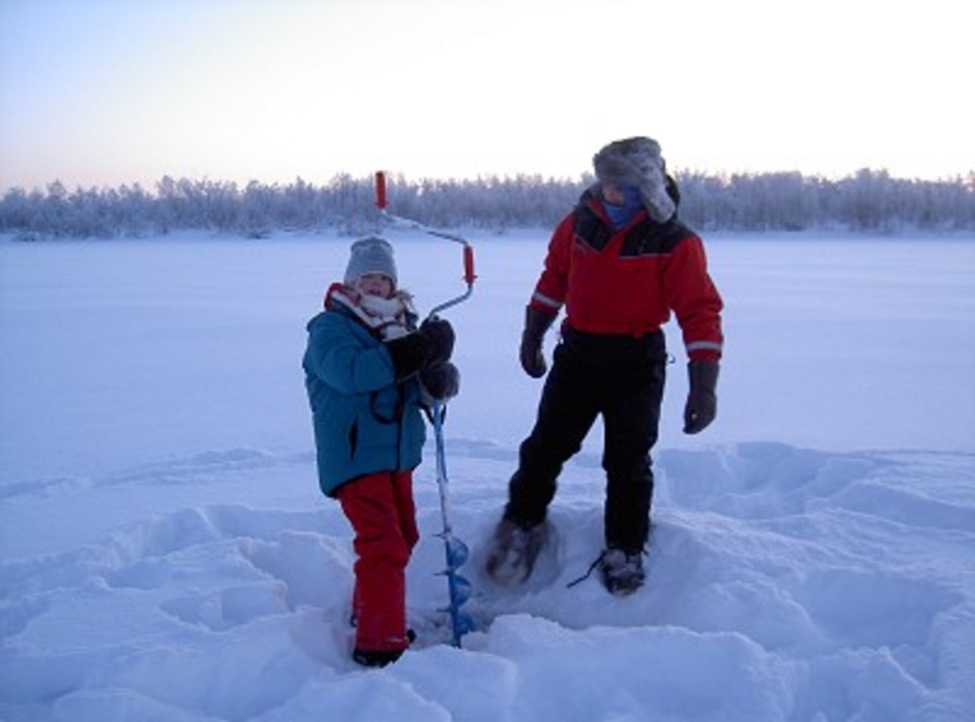 André Kuipers and his daughter drilling for water during his holiday in Sweden