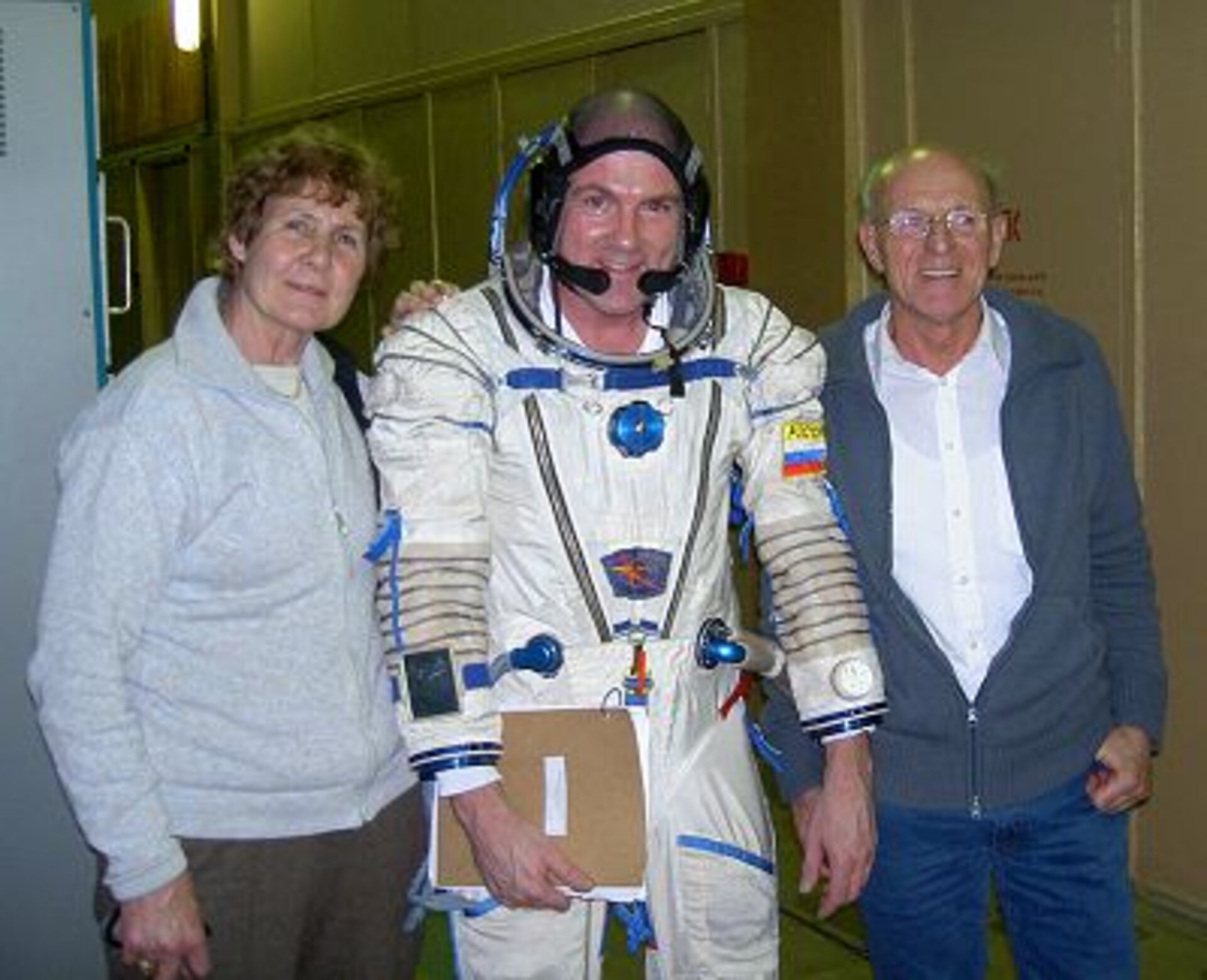 André with his parents after training in the Soyuz simulator