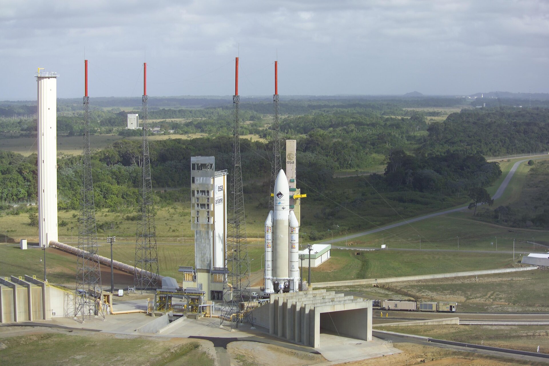Ariane 5 G , atop its mobile launch platform