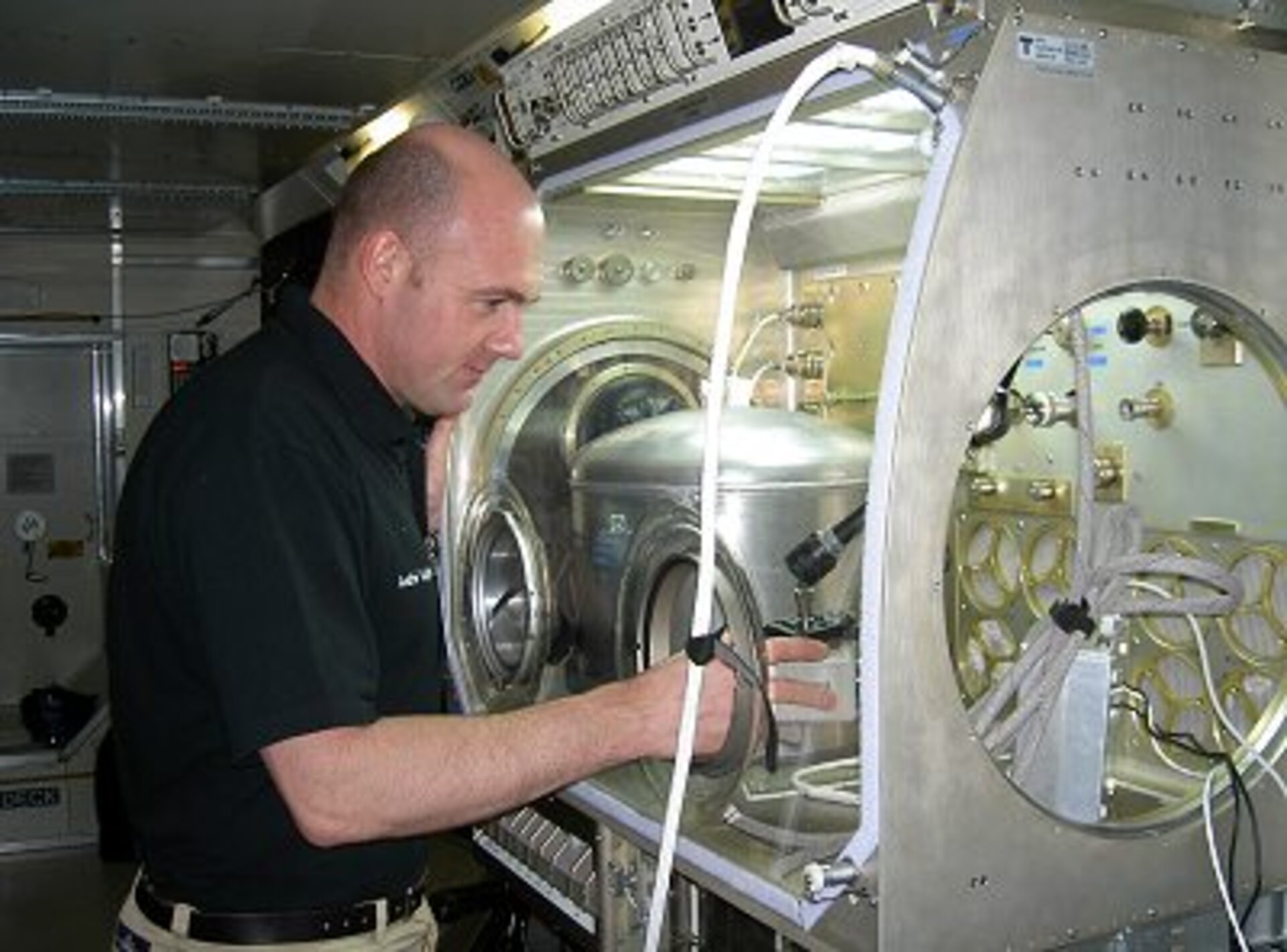 Installatie van ARGES in de Microgravity Science Glovebox